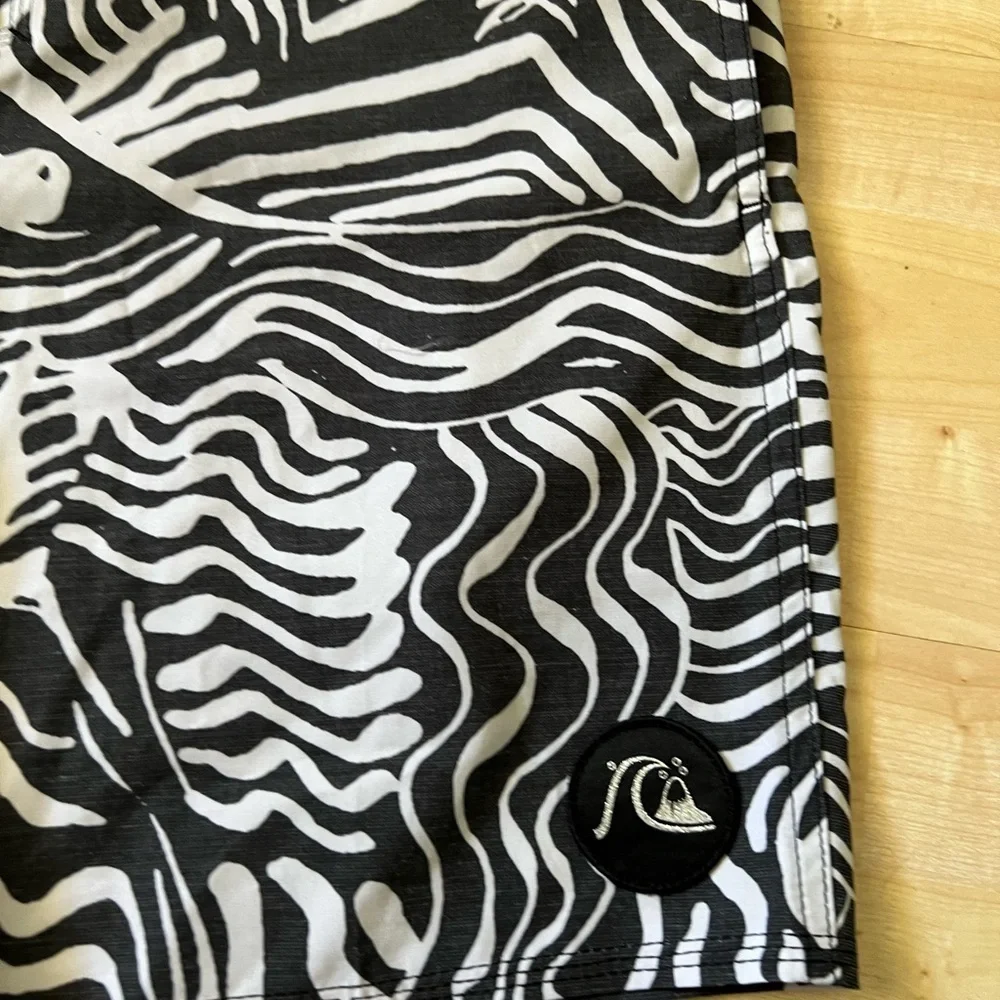Quiksilver white and black‎ patterned board shorts beach shorts